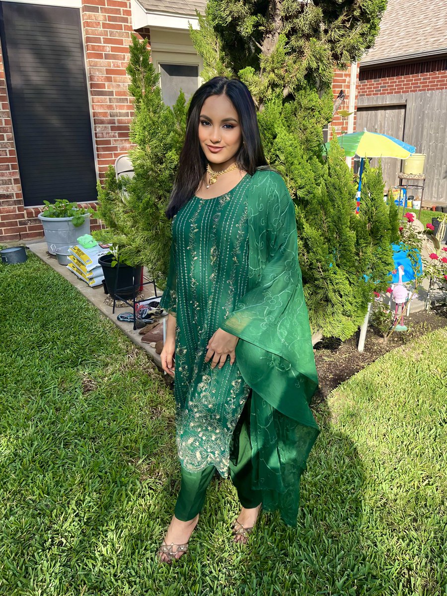 izzyybabyy's tweet photo. i’m the eidi you want but can’t have 

#eidmubarak 🕊️ https://t.co/6Xzf3TpuvV