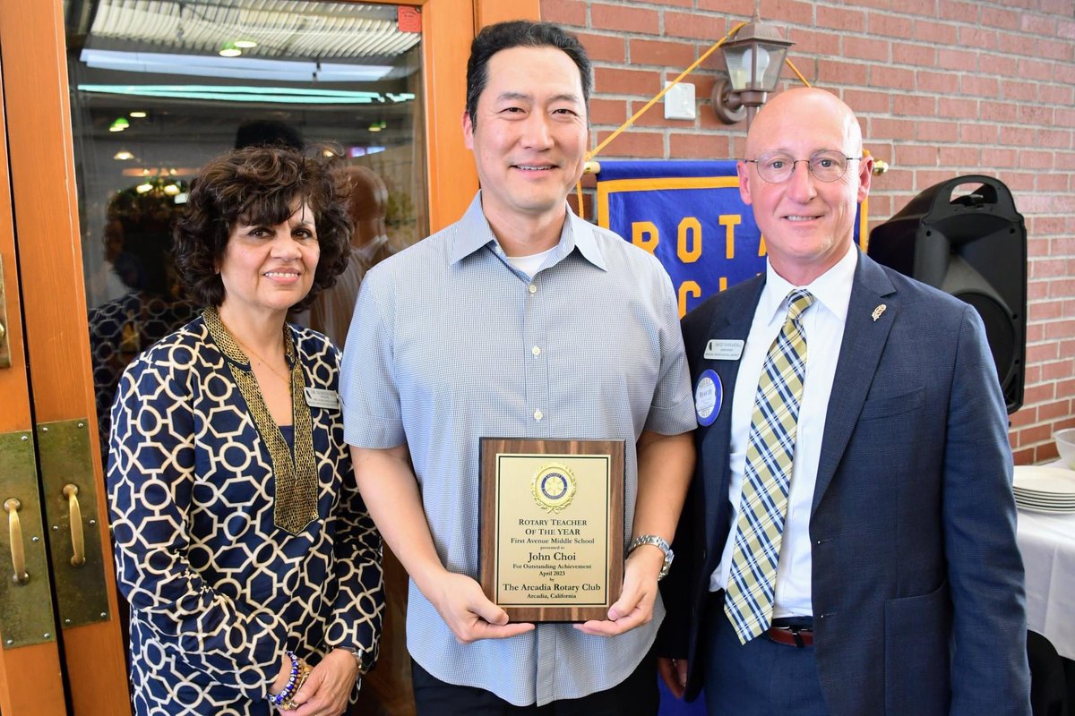 ArcadiaUnified's tweet photo. We are so proud to celebrate @FirstAveMS Arcadia Rotary Teacher of the Year @earthscifi John Choi! 🥳👏🤩🙌 John is a superb Spartan educator, serving as a 6th-grade science teacher and WEB and Makerspace advisor. We are so incredibly lucky to have John on our team. His “student first” approach to teaching is exemplified if all he does. Congrats, John! You’re the best!👏🏆 #ImagineInquireInspire