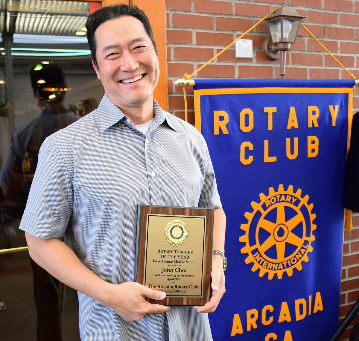 ArcadiaUnified's tweet photo. We are so proud to celebrate @FirstAveMS Arcadia Rotary Teacher of the Year @earthscifi John Choi! 🥳👏🤩🙌 John is a superb Spartan educator, serving as a 6th-grade science teacher and WEB and Makerspace advisor. We are so incredibly lucky to have John on our team. His “student first” approach to teaching is exemplified if all he does. Congrats, John! You’re the best!👏🏆 #ImagineInquireInspire