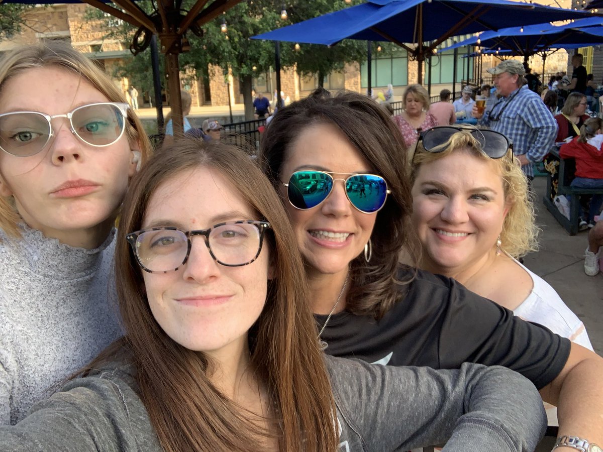 Deborah85000146's tweet photo. I got to see these lady @terri_cott @JulieSeifert8 https://t.co/fC98nwYcwt