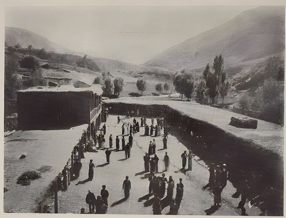 MukusNews's tweet photo. 1911 yılında Van Bahçesaray(Müküs,Miks,mıks,moks)'a gelen prf. Arkeolog,Antropolog Joseph Orbeli tarafından çekilmiştir. Fotoğraf: Moks(Müküs) çarşısı,pazarı 1911 @ks_akademisi #müküs #moks #miks #mokus #mıks #bahçesaraytarihi #vanbahçesaray #vantarihi #müküstarihi #eskivan https://t.co/8zIO3M3Nt9