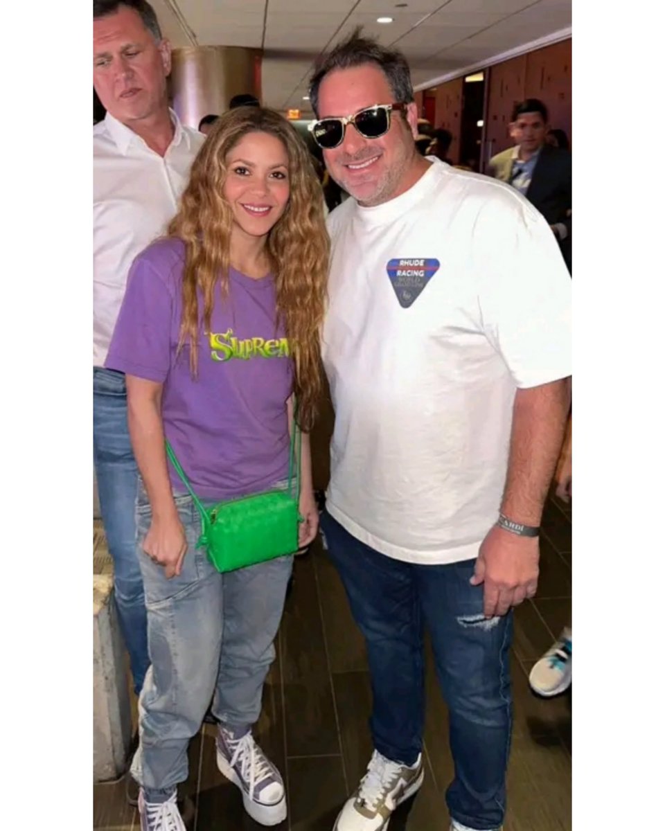¡Guau! Un enorme agradecimiento a Marcela Garces por presentarme a su querida amiga, ícono musical, la máxima sensación musical latina. ¡La reina de la música latina, Shakira #Shakira 

- Evan Golden
