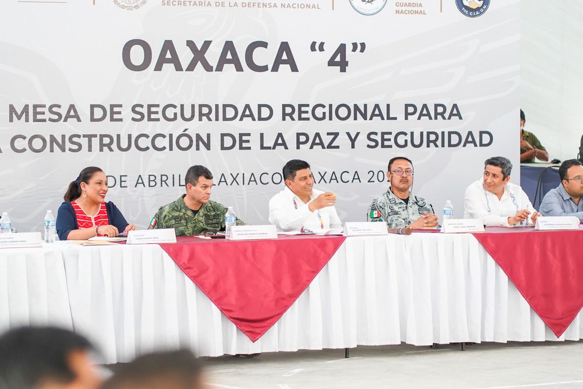 FISCALIA_GobOax's tweet photo. Como parte de las acciones de seguridad al interior del estado, el @FiscalOaxaca, Bernardo Rodríguez Alamilla participó en la Mesa de Seguridad Regional para la Construcción de la Paz en la H. Ciudad de Tlaxiaco, a la que asistieron autoridades de los tres niveles de gobierno. https://t.co/6oCfbuNupU