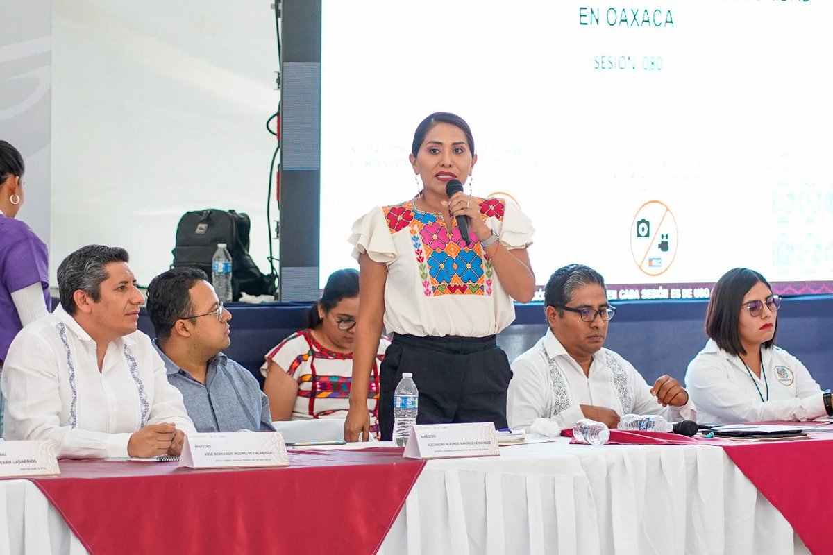FISCALIA_GobOax's tweet photo. Como parte de las acciones de seguridad al interior del estado, el @FiscalOaxaca, Bernardo Rodríguez Alamilla participó en la Mesa de Seguridad Regional para la Construcción de la Paz en la H. Ciudad de Tlaxiaco, a la que asistieron autoridades de los tres niveles de gobierno. https://t.co/6oCfbuNupU