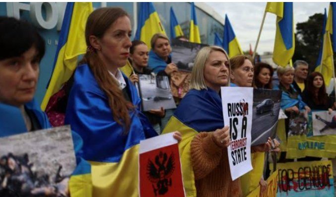 RCostadias's tweet photo. Vergonha:
Um grupo de ucranianos realizou um protesto hj em frente à embaixada brasileira em Lisboa em retaliação a visita do presidente pró Putin brasileiro Lula a Portugal! Enrolados com bandeiras do país, eles seguravam cartazes onde diziam q a Rússia é um "Estado terrorista"! https://t.co/oom3EEmHgk