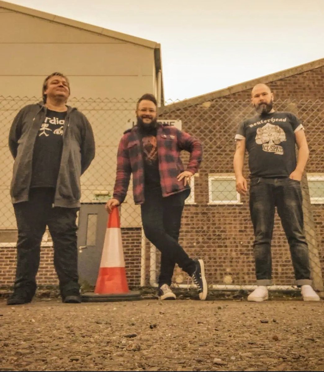 Jotnarr's tweet photo. My dudes. We have a new drummer.
Our mate Chris (@TheChestburster, #Earthmass) has taken the blood oath and has freely sacrificed both health and reputation to be with us.  

We've got an EP out soon, recorded by the unshit Dave Vickers at @bombstorestudio. Gigs too.

Ø https://t.co/FRslCdGiOf