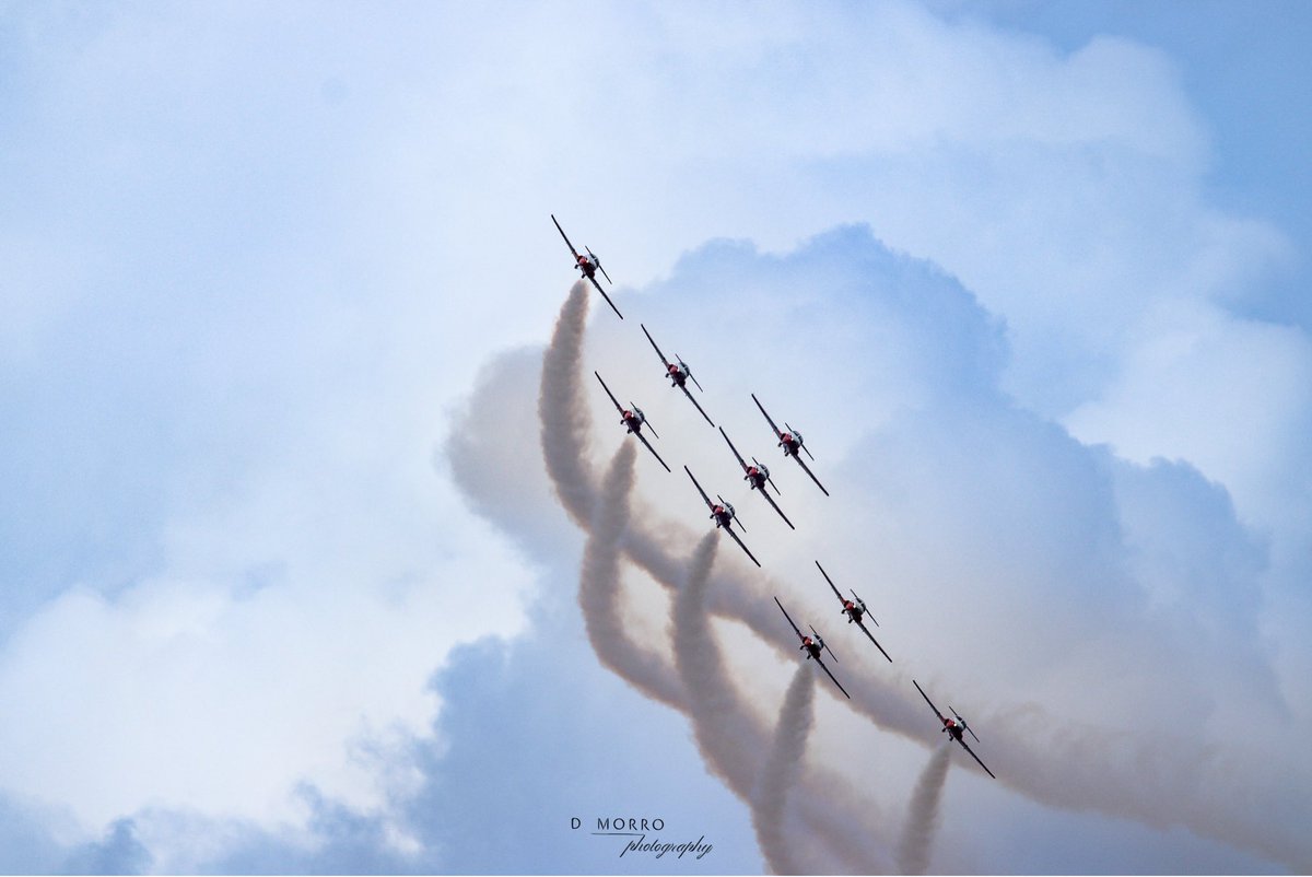 java_junkie_1's tweet photo. My love for the CFA Snowbirds lives on .. practising in the #comoxvalley again , love it !! @CFSnowbirds @RCAF_ARC #CFSnowbirdsFC #experiencecomoxvalley @experience_CV https://t.co/JrZekqgPoC