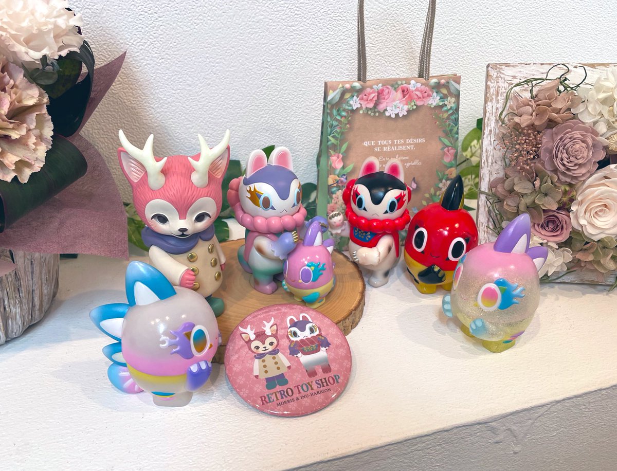p_genmu's tweet photo. おはようございます✨
#retrotoyshop 展示、いよいよ明日最終日!本日、私は17時頃からの在廊になります。
写真は、昨日宇都宮から遊びに来てくれたUshimaruちゃんちの #宮カワ コンビのキブナドン・シャイニー&ミルキーたち。賑やかに春の集いが開催されておりました💐✨ https://t.co/cnxqvUvNWF