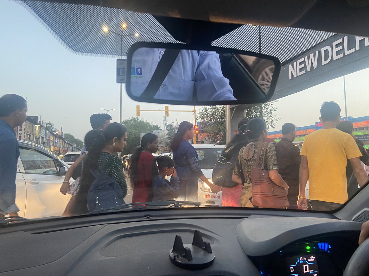 Vitika Banerjee (@vitisharma) on Twitter photo The utter chaos,frustration at New Delhi Railway Station at 5.30AM. No traffic management, no traffic control. Passengers forced to abandon cabs, autos & walk to station due to complete jam!! <a href="/dtptraffic/">Delhi Traffic Police</a> kiosk right here but no cop in sight. Is this governance? <a href="/cmdelhikejriwal/">C M ARVIND KEJRIWAL</a> The utter chaos,frustration at New Delhi Railway Station at 5.30AM. No traffic management, no traffic control. Passengers forced to abandon cabs, autos & walk to station due to complete jam!! <a href="/dtptraffic/">Delhi Traffic Police</a> kiosk right here but no cop in sight. Is this governance? <a href="/cmdelhikejriwal/">C M ARVIND KEJRIWAL</a>