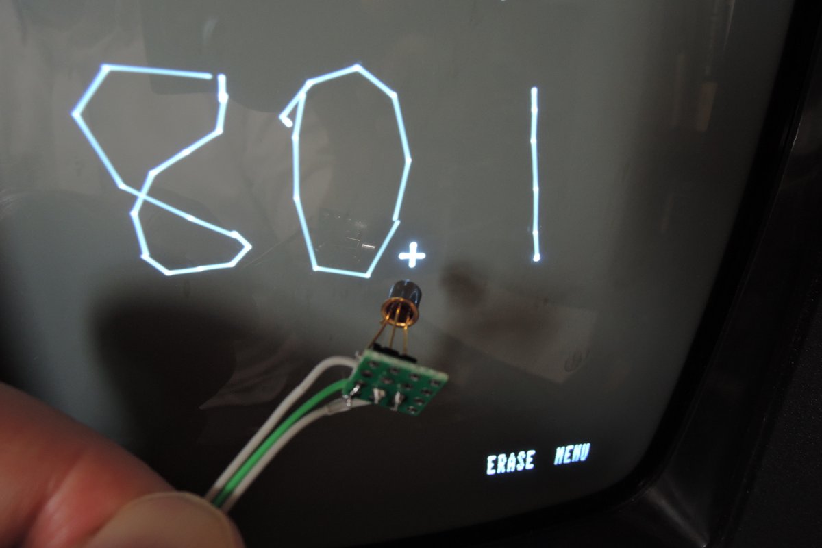 uCOM80's tweet photo. 3年前に作った自作のVectrexライトペン。OPL801-OCという光センサー1個で簡単に作れます。 https://t.co/53i8x0nLH4 #vectrex #lightpen #光速船 https://t.co/OeYsPAoxz7