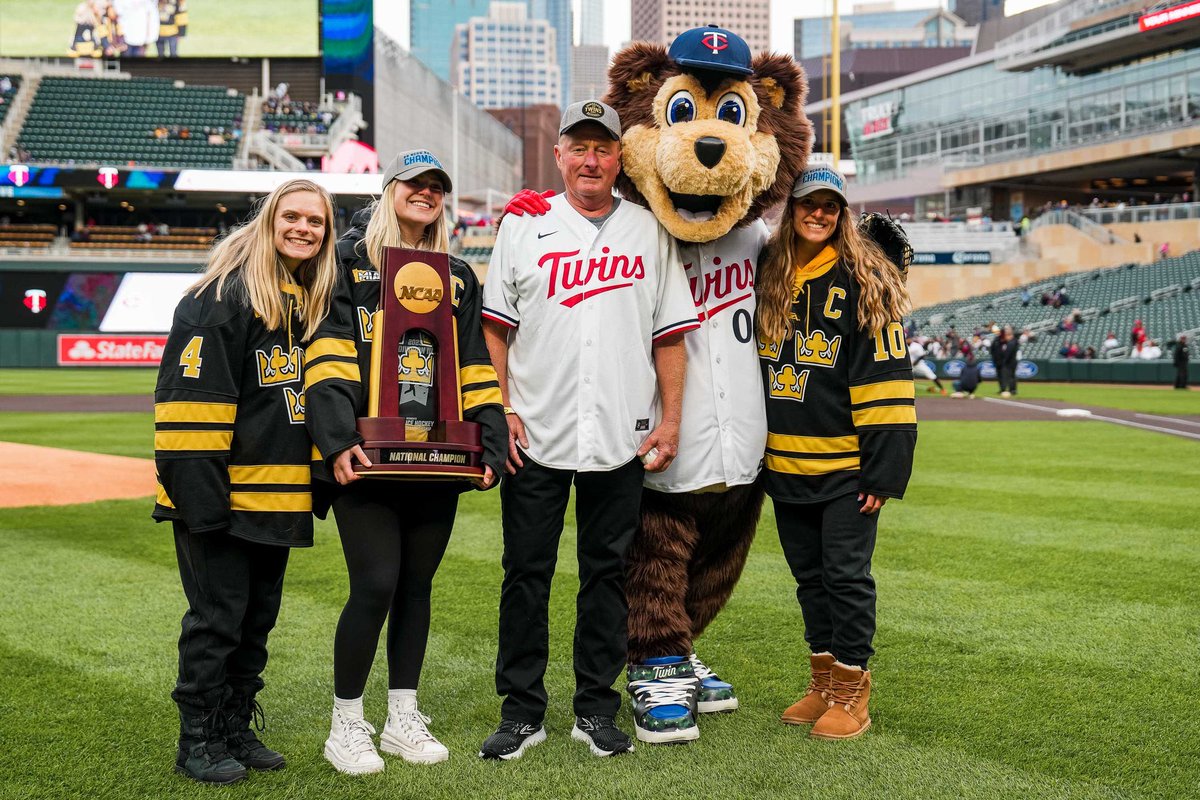 GustieAthletics's tweet photo. 𝐍𝐨𝐭𝐡𝐢𝐧’ 𝐛𝐮𝐭 𝐥𝐨𝐯𝐞 𝐟𝐨𝐫 𝐭𝐡𝐞 𝐍𝐚𝐭𝐢𝐨𝐧𝐚𝐥 𝐂𝐡𝐚𝐦𝐩𝐬.

@GustiesWHockey had the chance to celebrate their national championship with the @Twins, with Head Coach Mike Carroll throwing out the first pitch!

#GoGusties | #d3hky | #MNTwins

📸: @bracehemmelgarn https://t.co/Jxnn7C4WcA