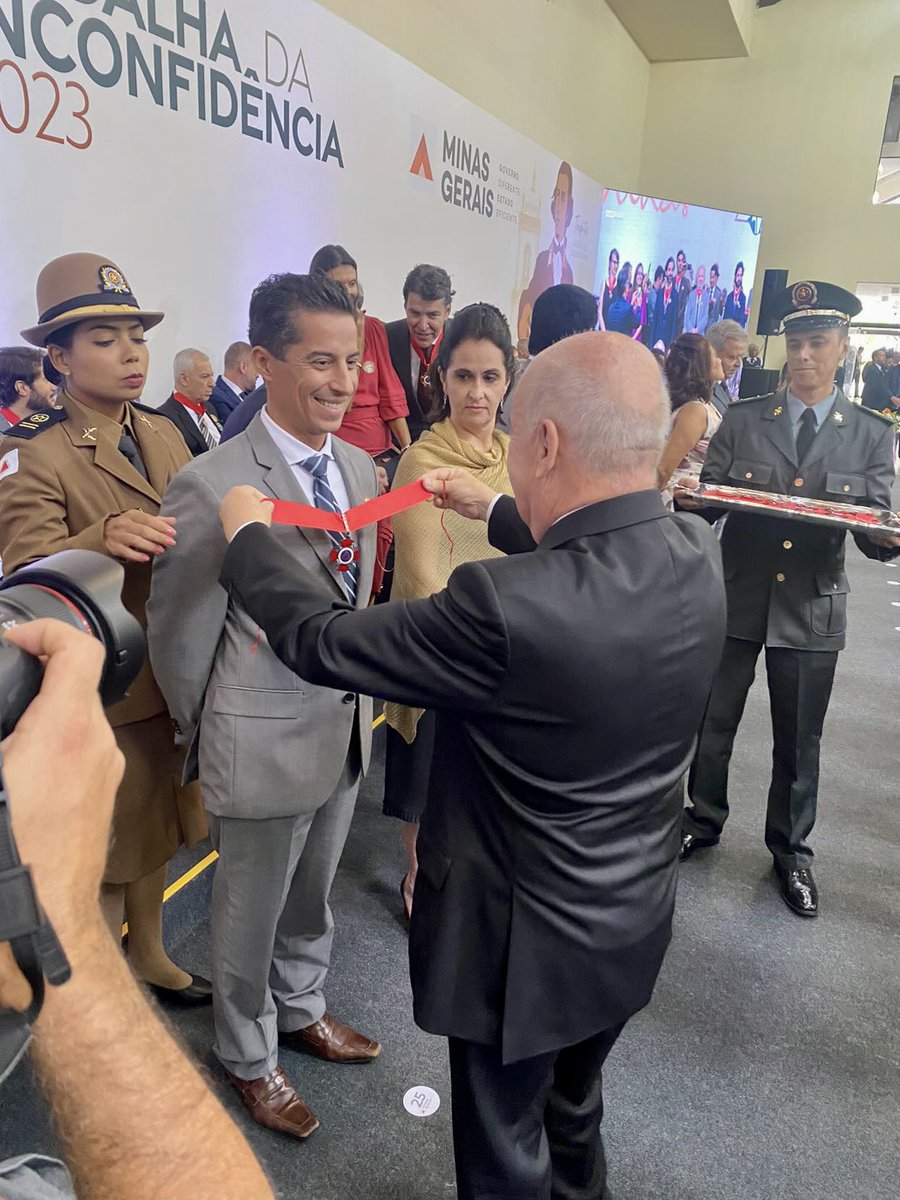 pennapedro's tweet photo. Honrado, no dia de Tiradentes, fui agraciado pelo @RomeuZema e Pref. Angelo Oswaldo com a Medalha da Inconfidência. Liberdade que o povo mineiro sempre lutou continua um valor que o Brasil tanto necessita. Minas Gerais é um Estado privilegiado que faz toda a diferença no país! https://t.co/KgzkvaBTvd