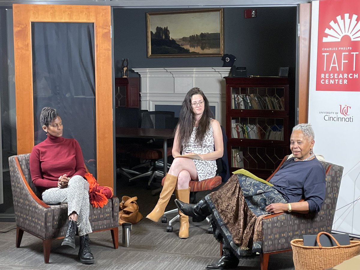 I am loving hearing TV News trailblazer Melba Tolliver talk about the work of one of my all-time favorite journalists @Isabelwilkerson and how #TheWarmthofOtherSuns changed the way she thought about her own family’s story & legacy 🤎 @JournalismUC @TaftResearch @GreaterCincyABJ