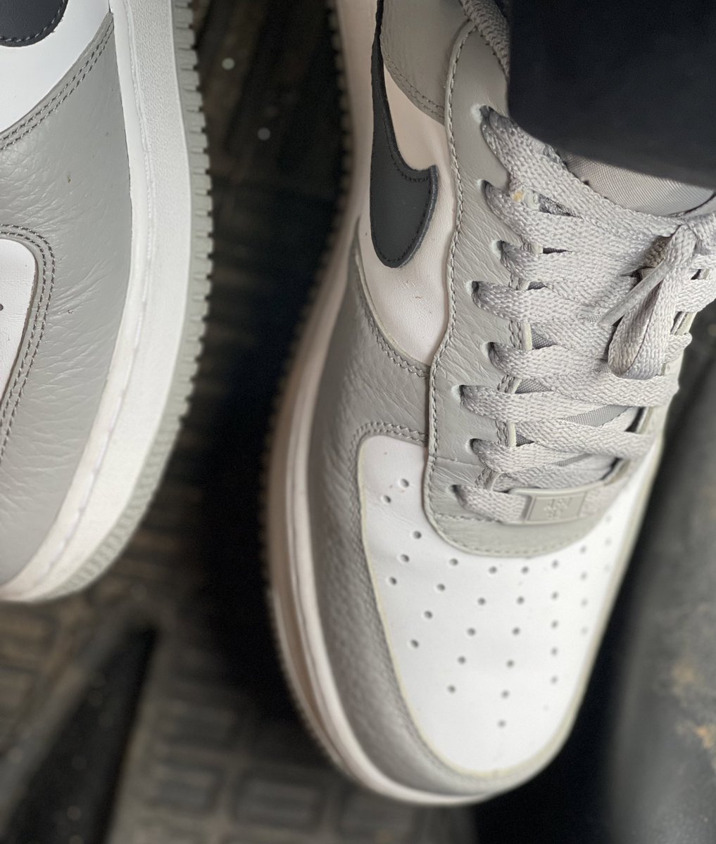 scarterIII's tweet photo. AF182 for the .Swoosh episode Reaching back to ‘07 #KOTD AF1 Med Grey ANTHRACITE @TheReal_JMillz_ did I do it correctly? #AF182 @nikestore
#snkrsliveheatingup #YourSneakersAreDope
#snkrskickcheck https://t.co/tR0cnRBWyB