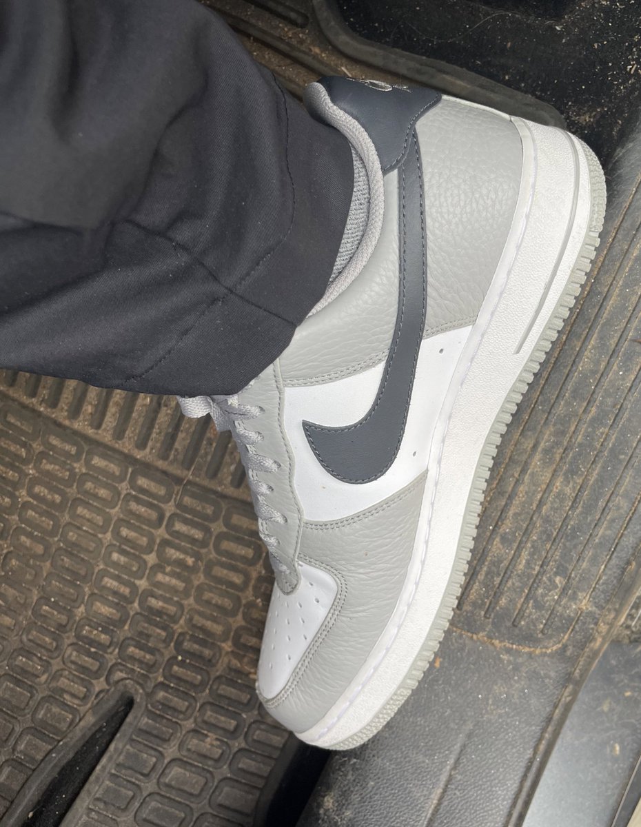scarterIII's tweet photo. AF182 for the .Swoosh episode Reaching back to ‘07 #KOTD AF1 Med Grey ANTHRACITE @TheReal_JMillz_ did I do it correctly? #AF182 @nikestore
#snkrsliveheatingup #YourSneakersAreDope
#snkrskickcheck https://t.co/tR0cnRBWyB