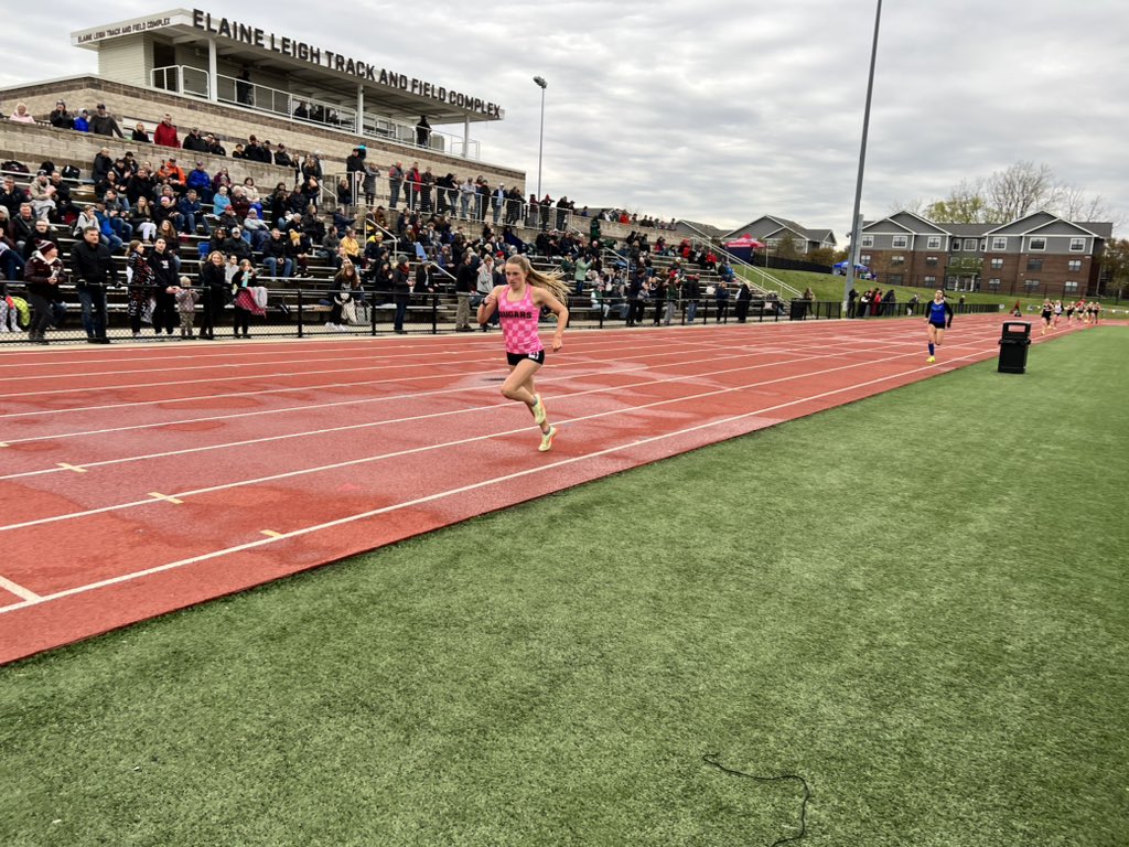 coachtesta's tweet photo. Wear pink: run a PR! An insanely fast and great time at @ELOUInvite! Jacob Mack 4:42 (all time sophomore #1), Bella Grant 5:27 a :05 PR, Lili Aittama PR 5:10 for the win, Amyla Eberhart a :12 PR in 11:37! https://t.co/BV1BtUXvHg