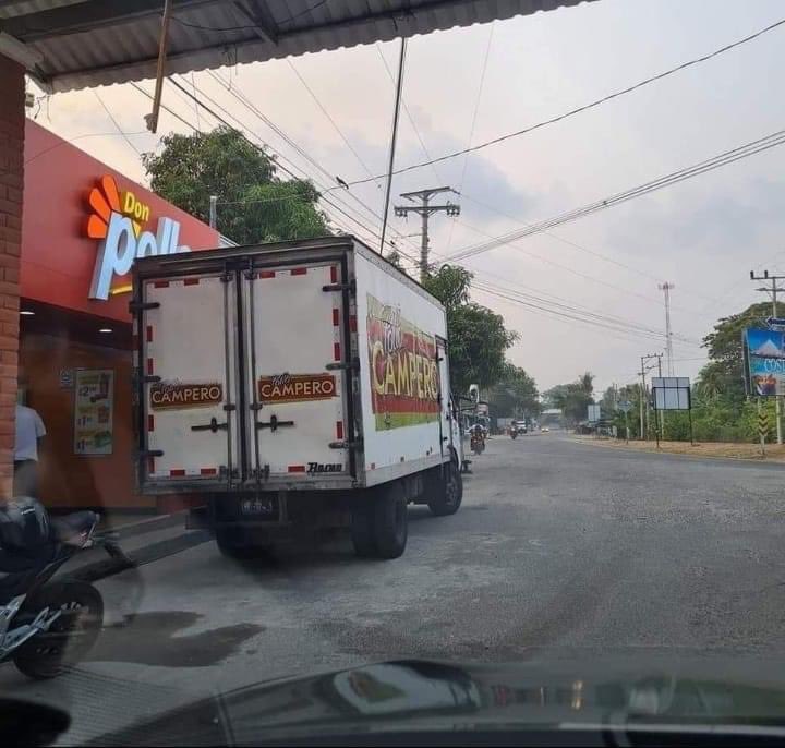 - A mi el Don Pollo no me gusta, es mejor el Campero.

- Los del Campero dejando en Don Pollo el producto.