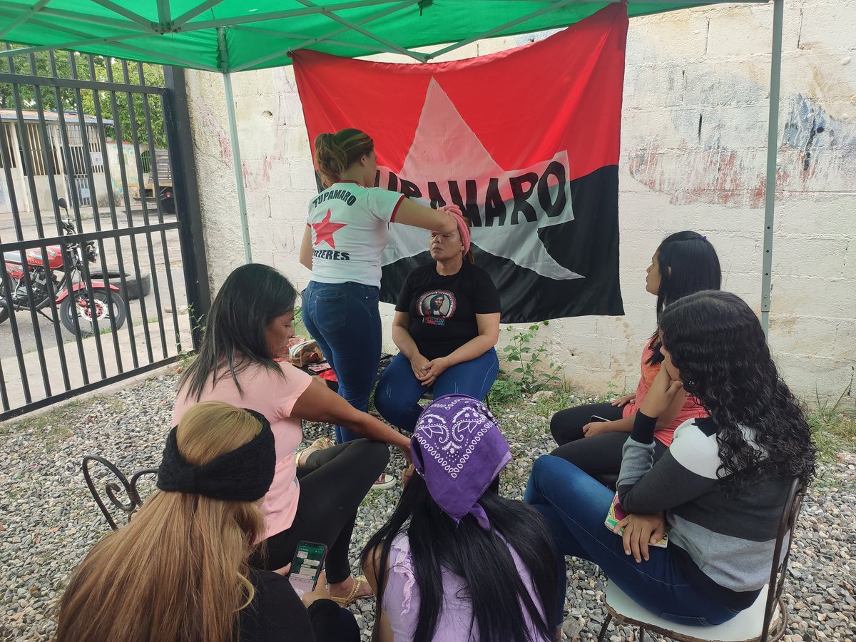 MariaMicaelaMRT's tweet photo. EL MOVIMIENTO DE MUJERES @TupamaroMRT MICAELA BASTIDAS continúa impulsando el intercambio de saberes y experiencias en el @BloqCentroOccid 
@MrtLara2 junto al Consejo Comunal La Mata Centro del Municipio Palavecino parroquia cabudare.
#ComunayProduccion 
#JuegosDeportivosALBA https://t.co/7R3GSM3dmG