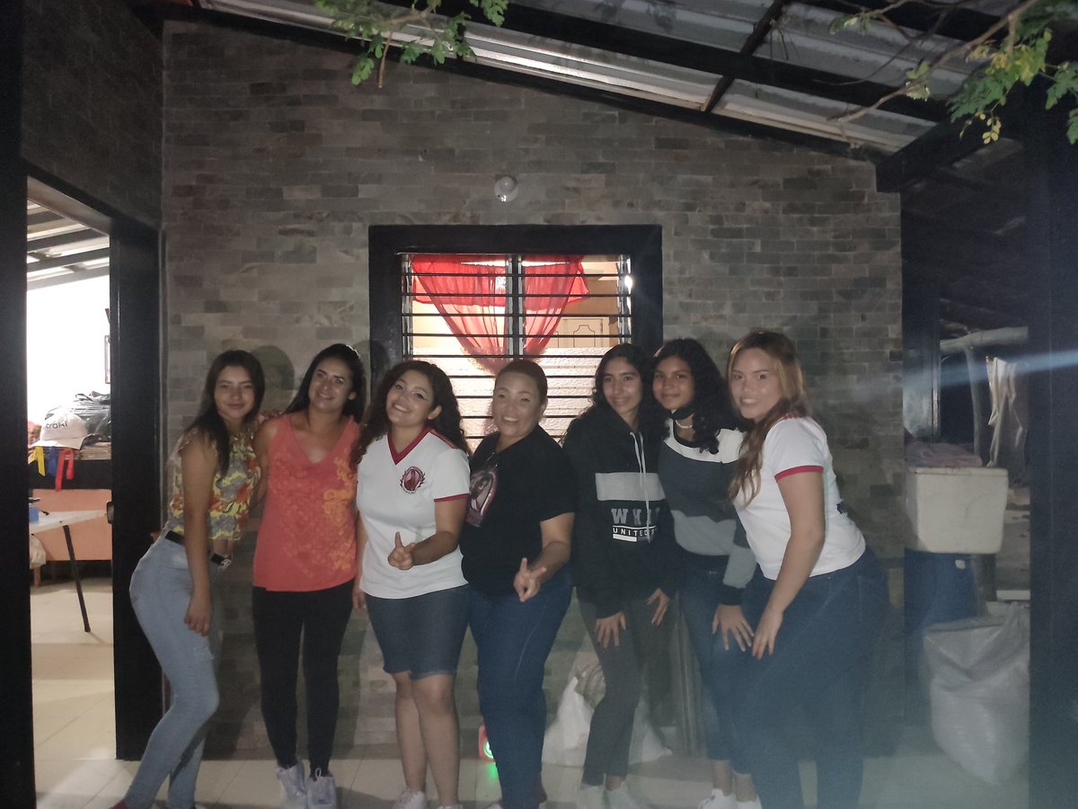 MariaMicaelaMRT's tweet photo. EL MOVIMIENTO DE MUJERES @TupamaroMRT MICAELA BASTIDAS continúa impulsando el intercambio de saberes y experiencias en el @BloqCentroOccid 
@MrtLara2 junto al Consejo Comunal La Mata Centro del Municipio Palavecino parroquia cabudare.
#ComunayProduccion 
#JuegosDeportivosALBA https://t.co/7R3GSM3dmG