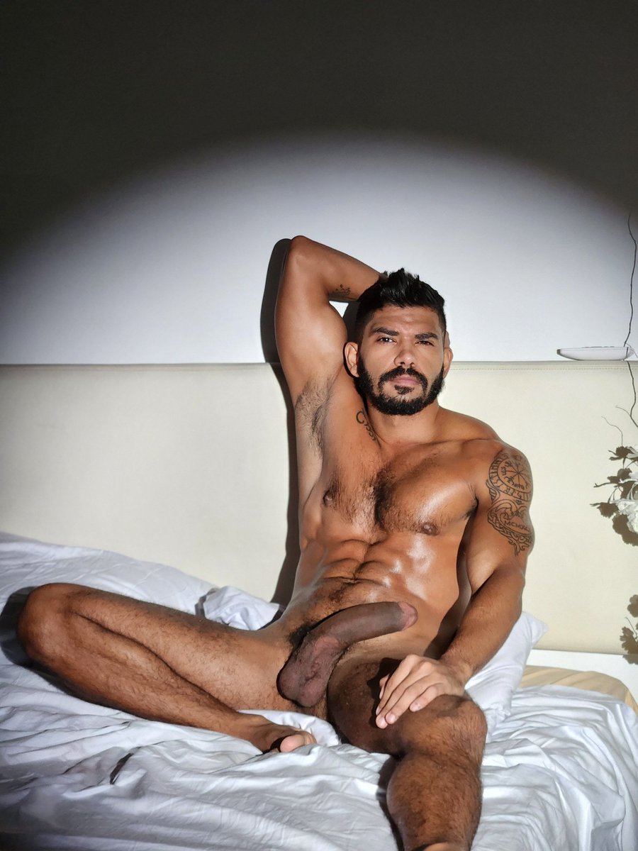 kriokrio22's tweet photo. There's still room on the bed https://t.co/3cpJsOTJIY