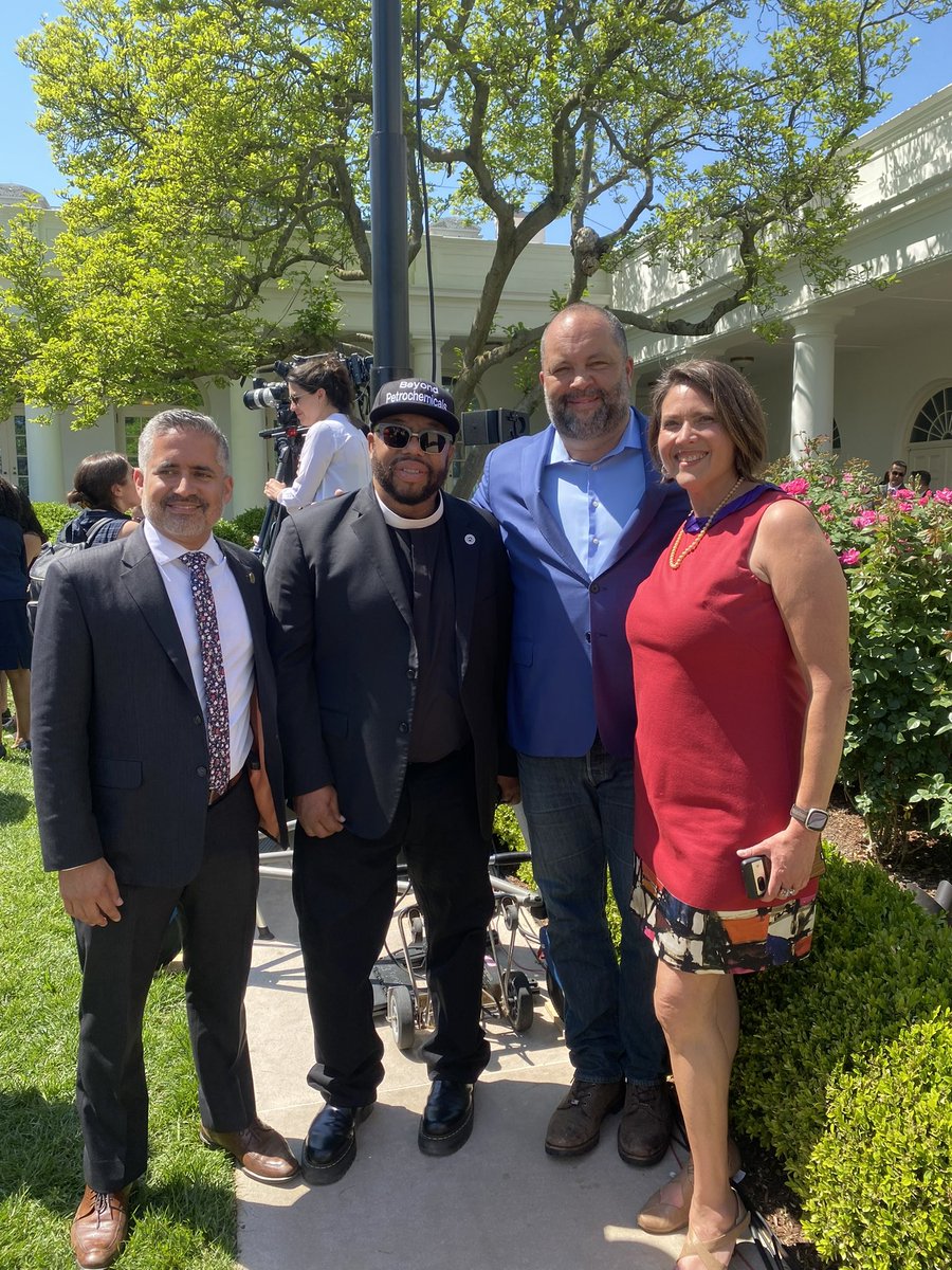 A great day for #EnvironmentalJustice. @POTUS signed an executive order to A new executive order to strengthen reviews & community involvement in projects impacting communities. So many en EJ leaders that have been for many years in the frontlines were there to support!