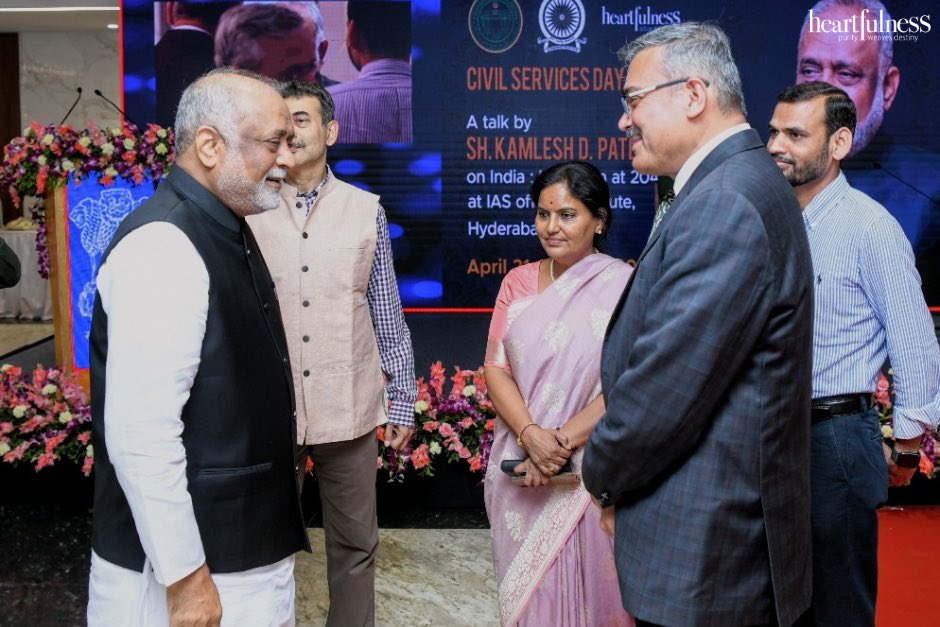 heartfulness's tweet photo. "From Human to Humane to Divine is the Evolution" - Daaji
During the celebration of Civil Services Day organised by @IASassociation Daaji envisioned an India where humanity stands strong upon the foundation of morality. 
@TelanganaCS @TelanganaDGP @dobriyalrm #CivilServiceDay https://t.co/CX5yHjCADi