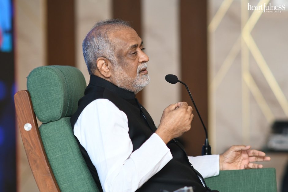 heartfulness's tweet photo. "From Human to Humane to Divine is the Evolution" - Daaji
During the celebration of Civil Services Day organised by @IASassociation Daaji envisioned an India where humanity stands strong upon the foundation of morality. 
@TelanganaCS @TelanganaDGP @dobriyalrm #CivilServiceDay https://t.co/CX5yHjCADi