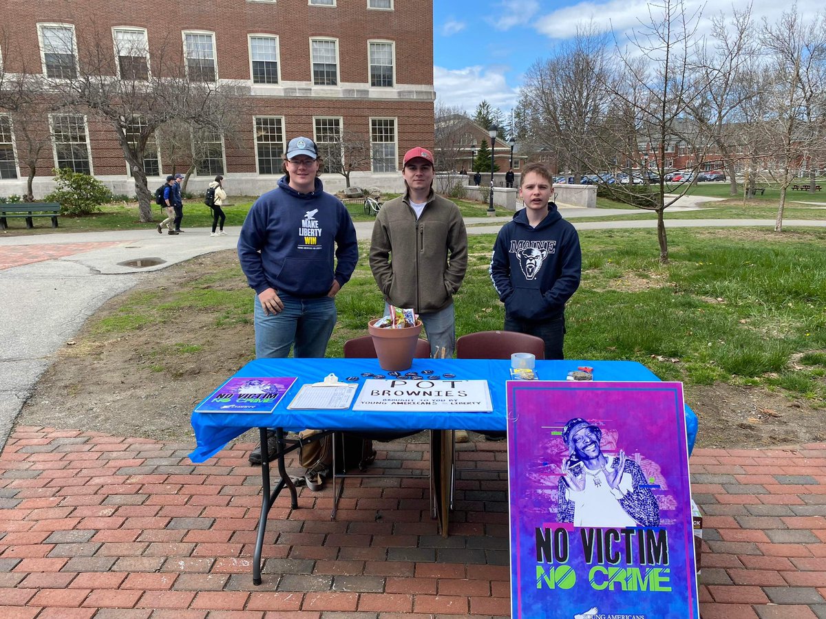 LibertyAngelo's tweet photo. Yesterday, YAL chapters across the country participated in ‘Pot’ Brownie events to educate students about the War on Drugs. The next generation of liberty activists are out there and working to #MakeLibertyWin! https://t.co/1Os75po56Y
