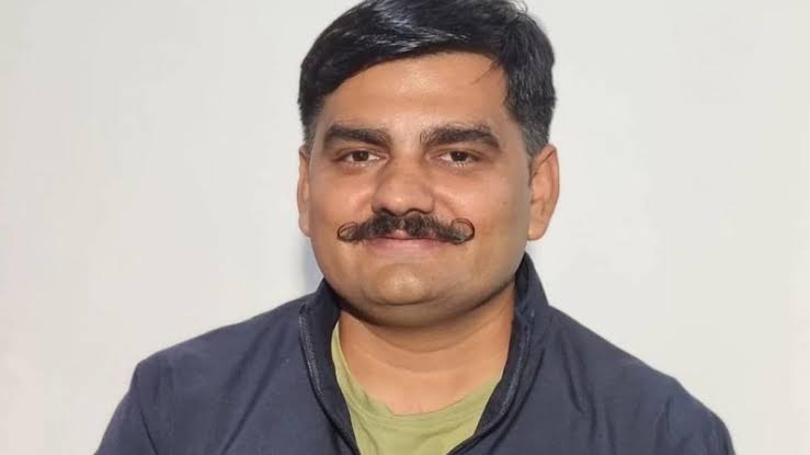 ફરિયાદી - સરકાર પોતે 
ફરિયાદ - કોઈએ કહ્યું છે કરોડ રૂપિયા લીધા છે 
ધરપકડ - પૂછપરછ માટે બોલાવી ને ધરપકડ કરવી 
પૂછપરછ શુ થય - ગોળ ગોળ જવાબ આપે છે 
તમારી પાસે પ્રૂફ છે તો વિડીયો મૂકો કે જુવો એમને પૈસા લીધા વાત ખતમ
એક ફિલ્મ જોય હતી अन्धा कानून 
#iSupportYuvrajsinh 
#Yuvrajsinh_Jadeja