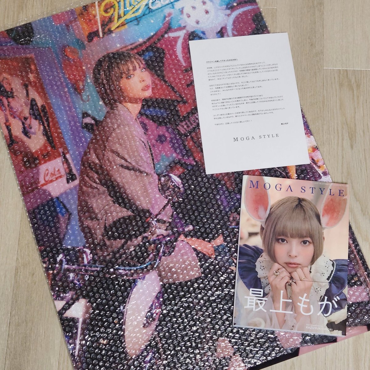 kkkk_skzk's tweet photo. #最上もが 写真集『#MOGASTYLE』
刊行&amp;写真展開催プロジェクトに伴うクラファンリターンのパネルが届き、そして、写真集を今日初めて開きました。
もがちゃんと写真家・大森和幸さん(オオォさん@ooxo_web)でなければ決して収めることの出来なかった、どれもが息を呑むほどに美しかった。 https://t.co/Ljyxz932uS