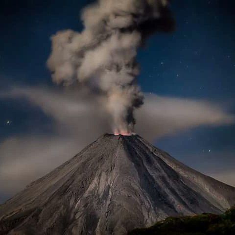 VolcanoColima's tweet photo. Volcan de Colima 
El más activo de México 
Fotografías de @cvillic 
Del año 2016 y 2017
#volcandecolima🌋 #volcandefuego #volcandefuegodecolima #volcan #volcano #volcanes #volcan #colima #colimaméxico #volcanocolima #latiendadelvolcan Volcano Colima https://t.co/ZRfVWe7lnB