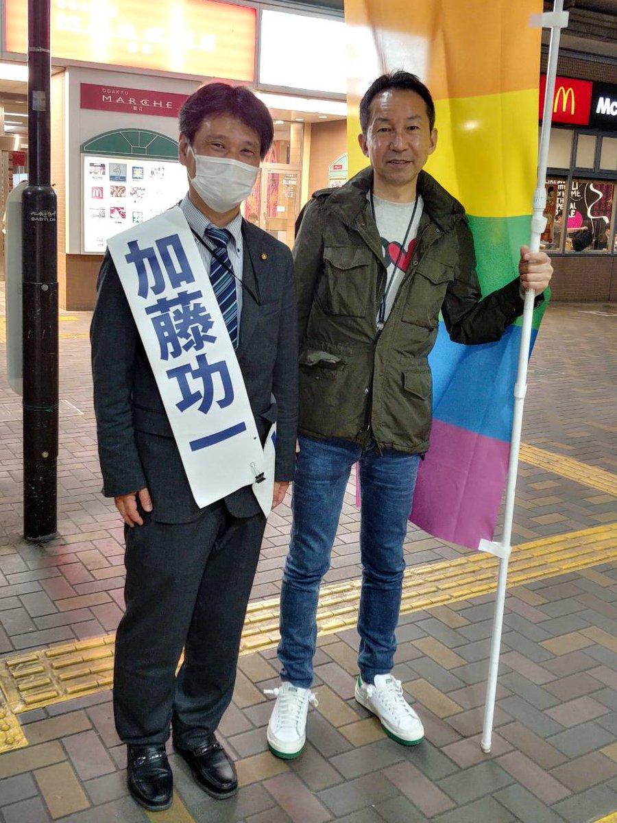 kato_komae's tweet photo. 元内閣府IT担当副大臣の福田峰之さんが昨夜、狛江駅頭で“夜活”中の加藤の応援に駆けつけてくださいました。加藤は福田さんが横浜市議���代に秘書を務め、25年来の知り合いになります。福田さんはマンガ家の赤松健氏とも懇意にしているそうです。（スタッフ）#表現の自由を守るための約束 https://t.co/oxX93Jyw0h