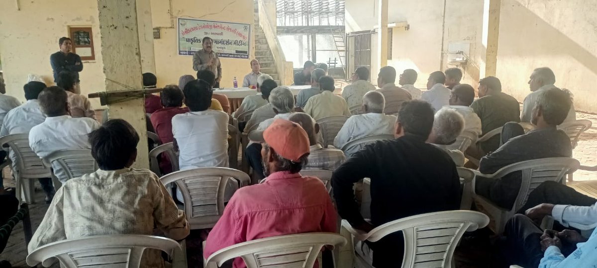 AtmaAravalli's tweet photo. શ્રી ડી.એચ.શાહ,M.D., GAIC,ગાંધીનગર અને શ્રી એસ.પી. પટેલ, OSD,GAIC, ગાંધીનગર, શ્રી આર.એસ.પટેલ પ્રો.ડા. આત્મા ધ્વારા અરવલ્લી જિલ્લાના ધનસુરા તાલુકાના જીતપૂર ગામે ખેડૂતો સાથે પ્રાકૃતિક ખેતી બાબતે ચર્ચા કરી ગ્રામ પંચાયતદિઠ ૭૫ ખેડૂતો પ્રાકૃતિક ખેતી કરતા થાય તે માટે અનુરોધ કરેલ. https://t.co/xQr9MHxKId