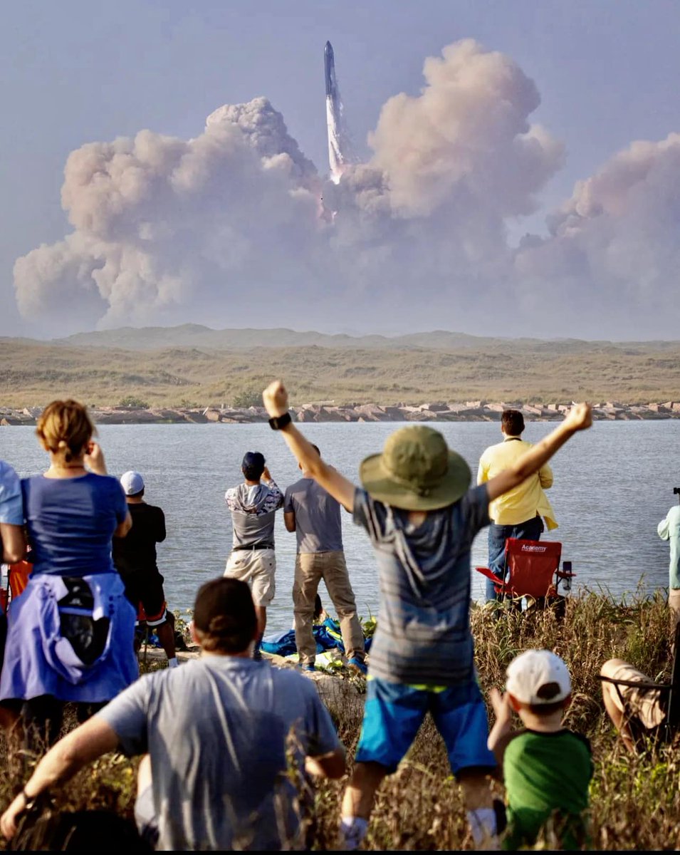 NikitinIlya's tweet photo. @elonmusk this photo shows how much inspiration #spaceX gives to humanity! With such doings our future is bright! #KeepGoing https://t.co/yL3Asb9WhO