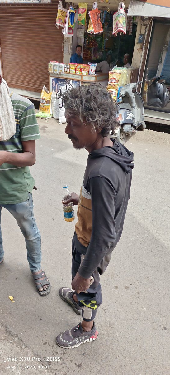 nitin_malpani's tweet photo. @CMandsaur @mandsaur_sp @ChouhanShivraj @CMMadhyaPradesh
नेहरू बस स्टैंड की पीछे के बाज़ार की हालत ।
व्यापारी त्रस्त।
व्यापार करें की आए दिन इन नशेड़ियों से उलझे। https://t.co/vx1XIBHPZE