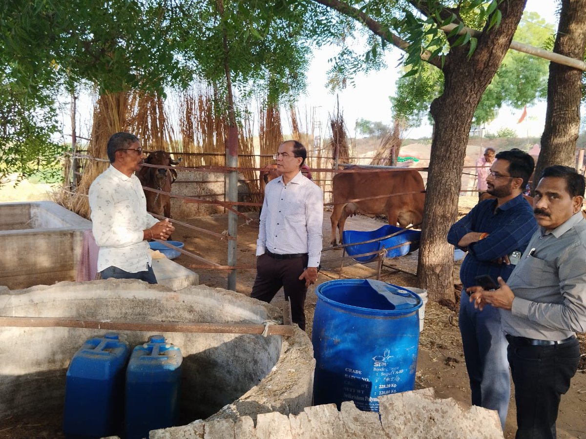AtmaAravalli's tweet photo. શ્રી ડી.એચ.શાહ,M.D., GAIC,ગાંધીનગર અને શ્રી એસ.પી. પટેલ, OSD,GAIC, ગાંધીનગર, શ્રી આર.એસ.પટેલ પ્રો.ડા. આત્મા ધ્વારા અરવલ્લી જિલ્લાના ધનસુરા તાલુકાના જીતપૂર ગામે ખેડૂતો સાથે પ્રાકૃતિક ખેતી બાબતે ચર્ચા કરી ગ્રામ પંચાયતદિઠ ૭૫ ખેડૂતો પ્રાકૃતિક ખેતી કરતા થાય તે માટે અનુરોધ કરેલ. https://t.co/xQr9MHxKId
