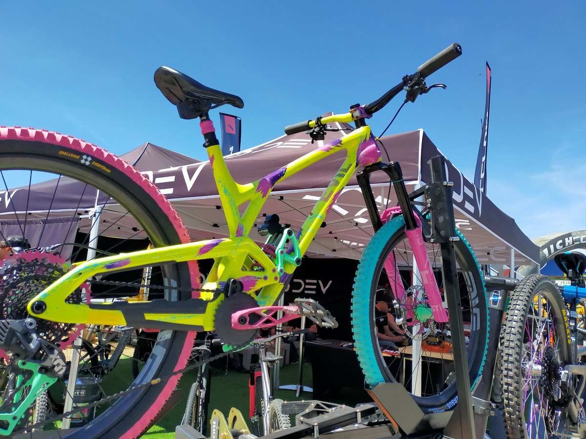 yurisyuki's tweet photo. 弊社が並べたのではない、夢の共演
5devブースにて！展示用バイクにこの2台が採用されたのが何よりもの取り扱っている誇りに感じました！
#seaotter2023
#seaotter 
#yurisbuzz
#evilbikes
#yeticycles
#5dev https://t.co/Zi7hdHjHTH
