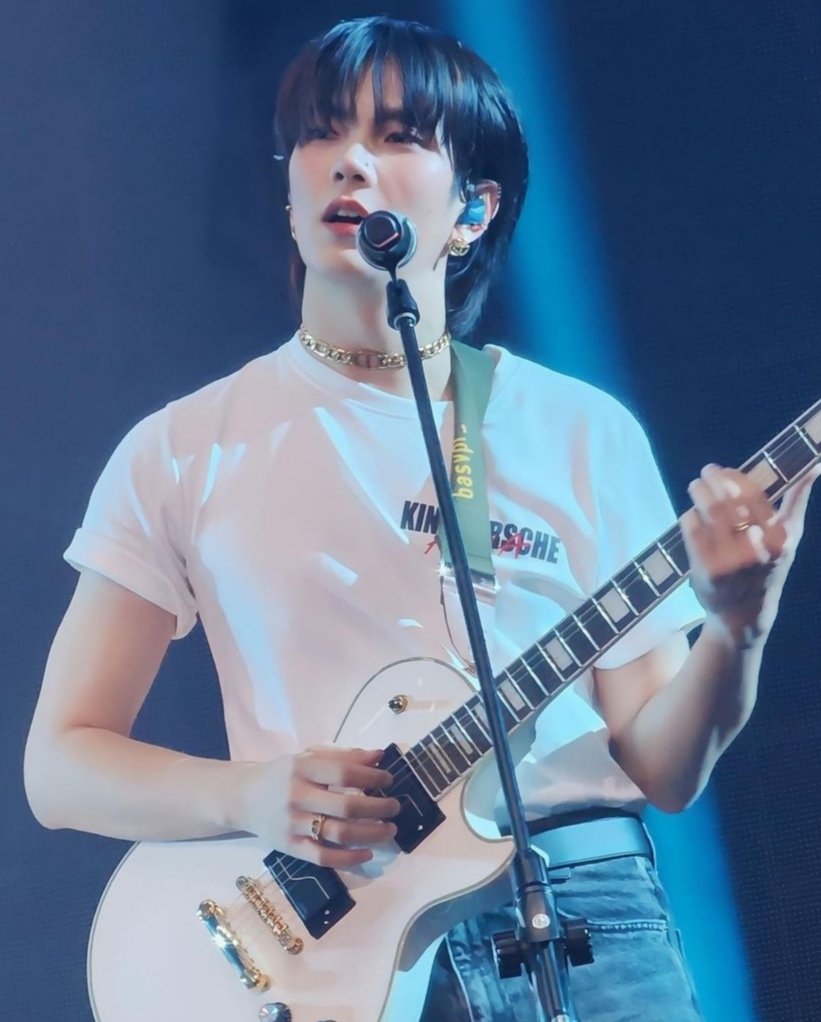 StayWithBuildd's tweet image. He is brimming with talent &amp;amp; great looks.
Can&apos;t he be loved for just who he is?
Is he nothing if the ex colleague, who joined in ostracising Biu, is not next to him?
Then please free him from your horny obsession. 
#FreeBuild