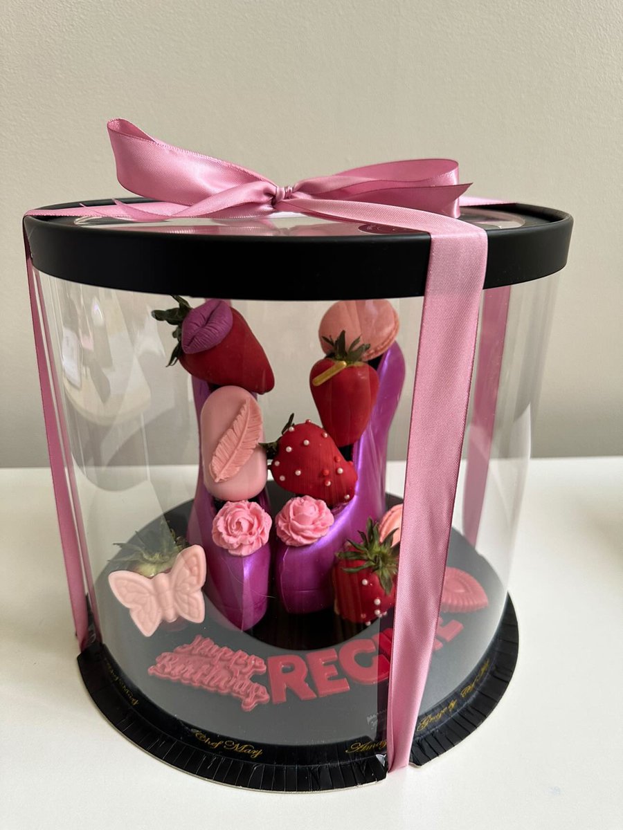 MenchieTeofisto's tweet photo. sent this beautiful gift for my Queen @reginevalcasid's 53rd Birthday. Hope you received it 🙏 Happy Birthday Songbird. I love you 🥰😘😍

#SongbirdREGINEday https://t.co/ysLo74yn8B