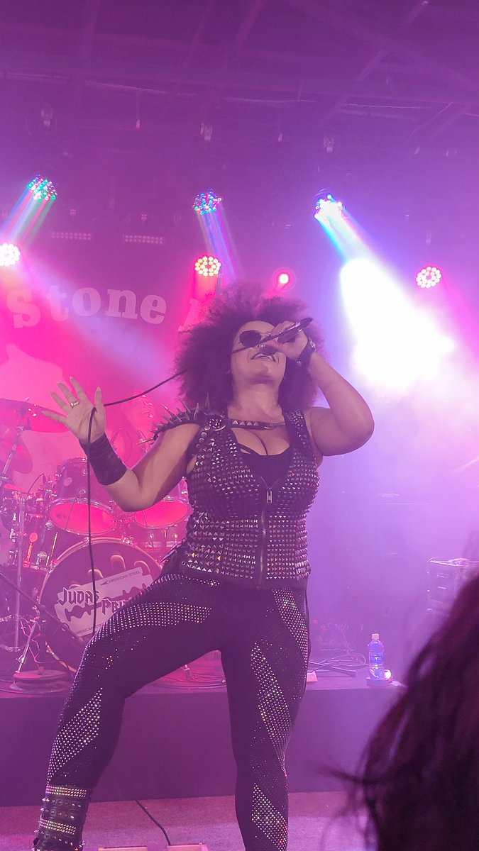 ThrashusMaximus's tweet photo. These ladies put on a killer show
#JudasPriestess https://t.co/R3tPKY3CnT