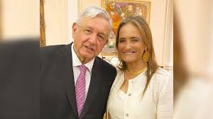 macciudadano's tweet photo. Ningún servidor público, bajo ninguna circunstancia tiene derecho a hablarle así a la gente, a NADIE!

Me vale madres que seas Shark Tank, corrupta consumada o egresada de Yale,

Eres una Vulgar prepotente, como tú patrón. https://t.co/agKLEtEOeU