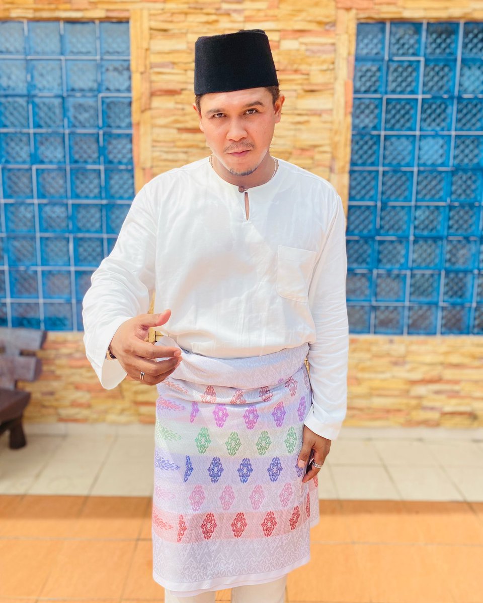 AmeerulAsyraf's tweet photo. Selamat Hari Raya AidilFitri Maaf Zahir dan Batin 🤍 #Raya2023 #RayaJohor https://t.co/1dAT8uWVRK
