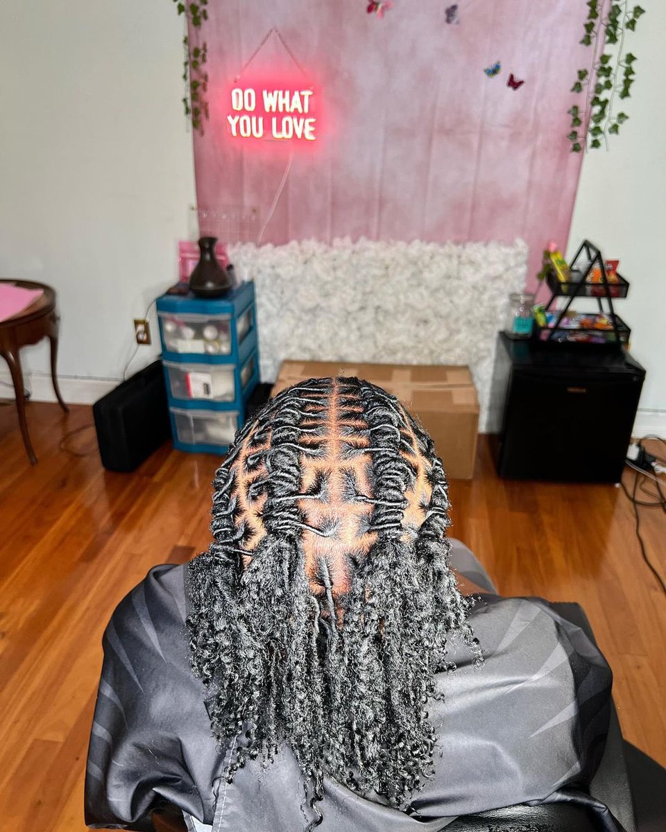 18_locs's tweet photo. Style: retwist (80-119) + style
Location: Conyers, Ga
β’
πΈ; IG/jayslayedthat πΈ
-
β£ Want The Perfect Loc Wash Products for your Loc? ( βΌοΈCLICK ON THE LINK IN OUR BIOβΌοΈ
β’
β’
-
#blackgirlmagic #conyersstylist #starterlocsatl #starterlocconyers #naturallocs #locs #locs_18 https://t.co/efMbkYdLTL