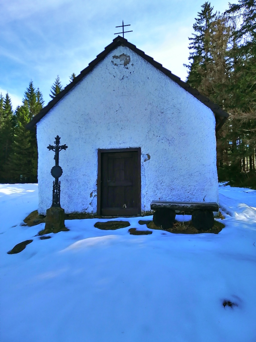 S59Marta's tweet photo. Kaplička Panny Marie na Suchých Studánkách⛪️❄️🌤️
📷 21.4.2023
#sumava #javorna #kaple https://t.co/4fPMO7RKDL