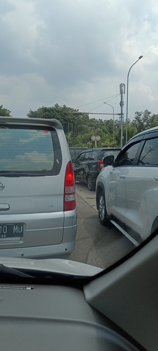 tompohart's tweet photo. Macet parah tolong bantuan @TMCPoldaMetro https://t.co/lY7bSPMSHo