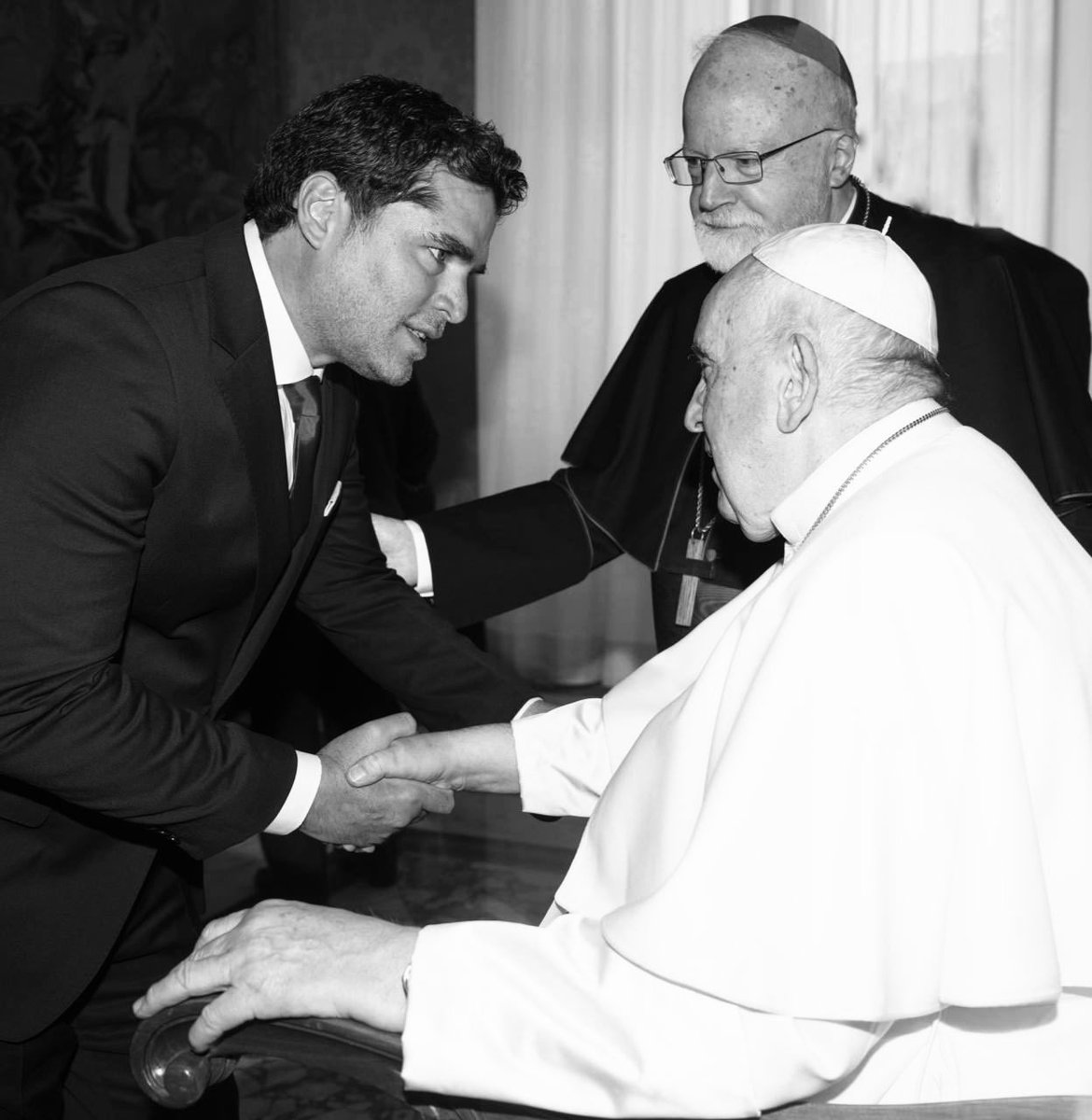 EVerastegui's tweet photo. Este 21 de abril visitamos en el Vaticano al Papa Francisco. https://t.co/oB7jRYjdjX