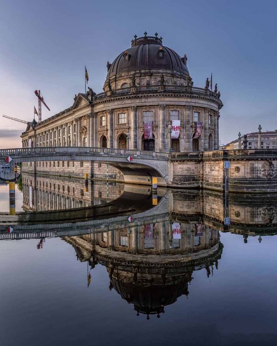 jpgh75's tweet image. À #Berlin, à la pointe de l’île aux Musées, se dresse le #BodeMuseum, au bord de la #Spree… Il renferme une des plus importantes collections de sculptures anciennes au monde.