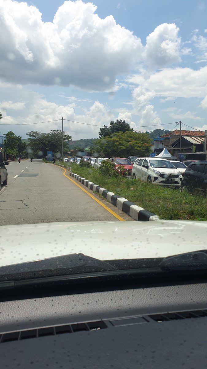 iwanward's tweet photo. Jalur cicalengka atas arah nagrek sudah terjadi antrian jam 12.15 @PRFMnews https://t.co/JNth29Jb5i