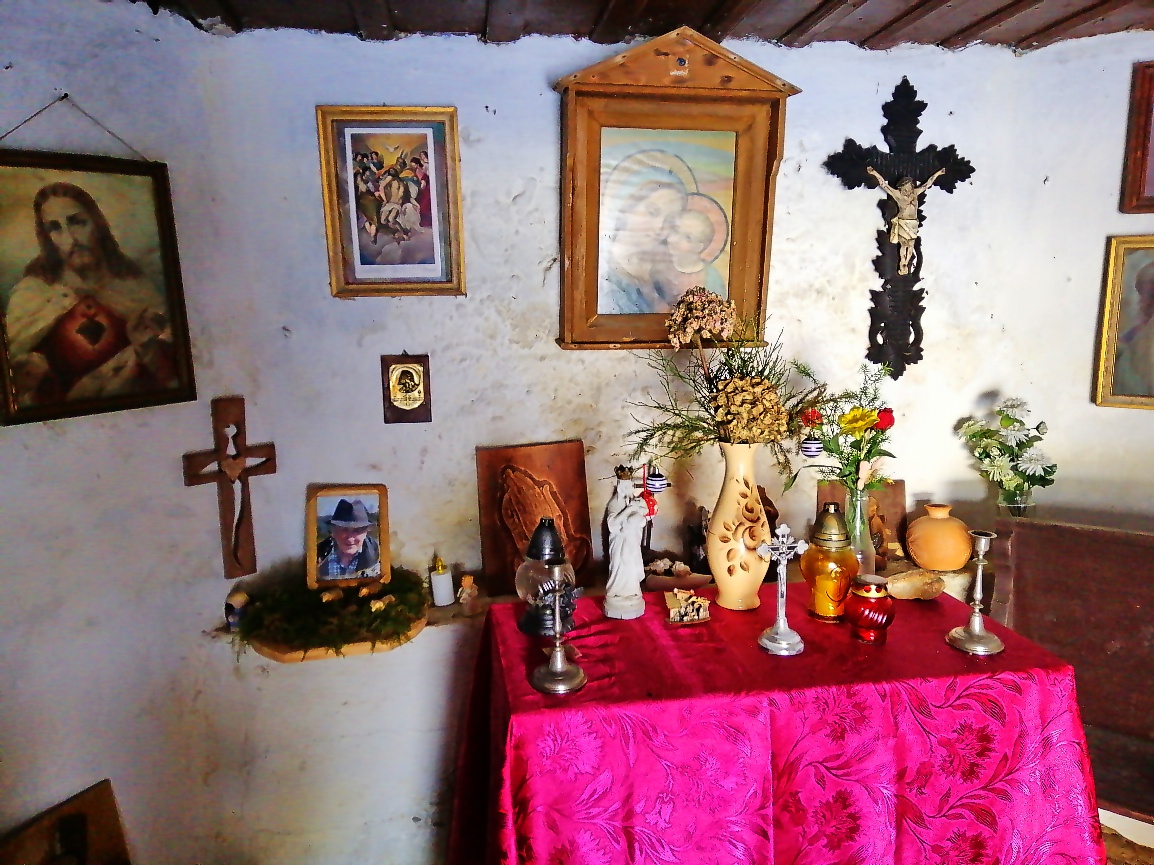 S59Marta's tweet photo. Interiér kapličky Panny Marie na Suchých Studánkách.
#sumava #kaple #cirkevnipamatky https://t.co/ZddZZYmrMH