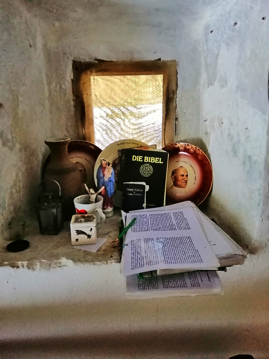 S59Marta's tweet photo. Interiér kapličky Panny Marie na Suchých Studánkách.
#sumava #kaple #cirkevnipamatky https://t.co/ZddZZYmrMH